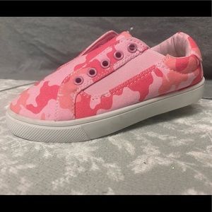 GIRLS PINK CAMO SLIP ON SNEAKERS. Girls size 11.